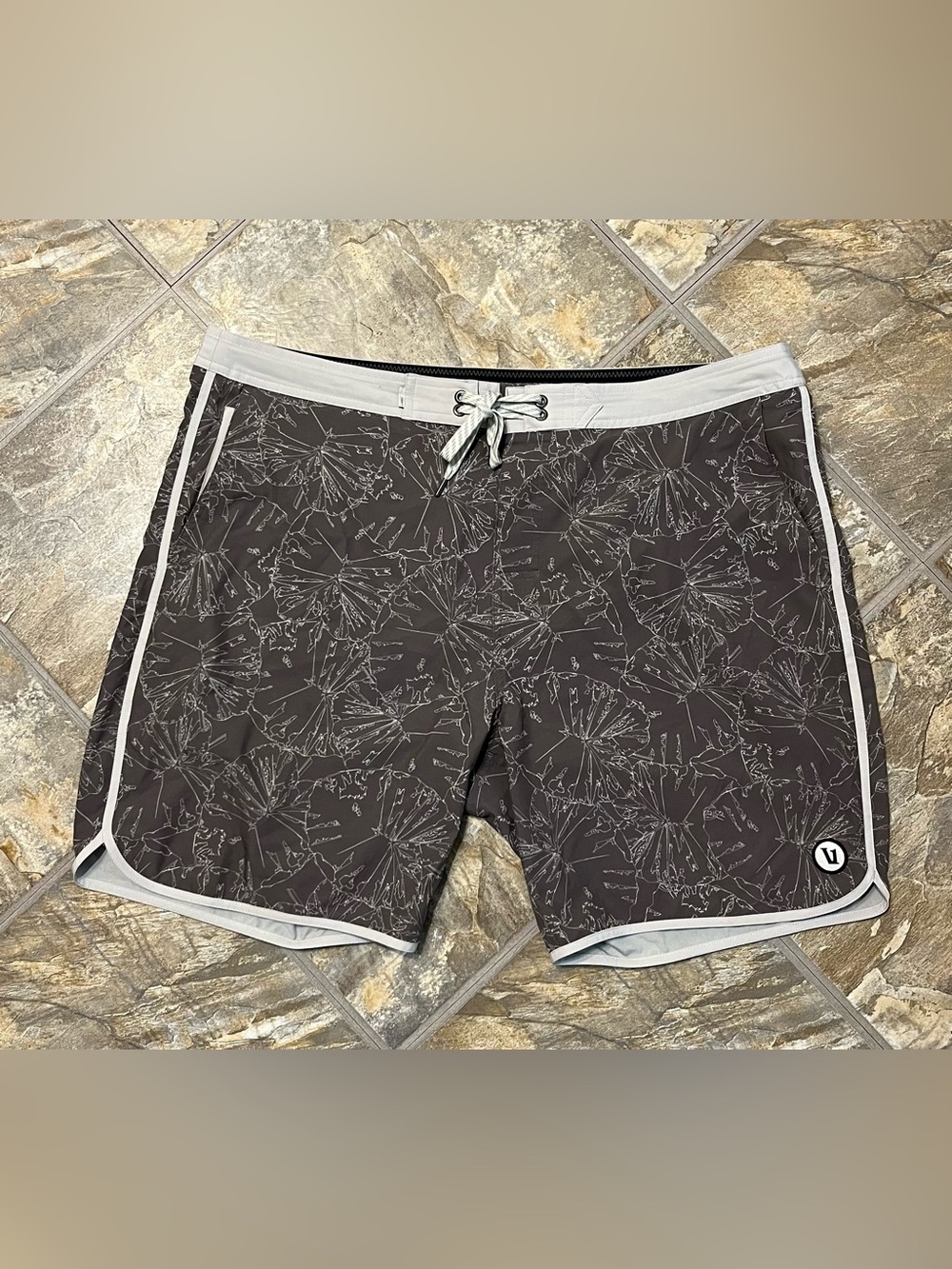 Vuori Cruise Board Shorts Mens 38 Gray Floral Swim Casual Hybrid Swim V314